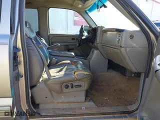 2000 Chevrolet Silverado 1500 LS with VIN 2GCEC19T2Y1199939, listed as a IAAI auction lot 41350239 with 321,613 mi miles. Bid and sale history available at carsss.com. Image 5.