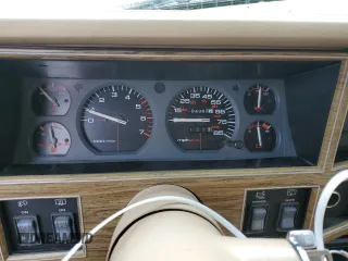 1990 Jeep Grand Wagoneer z VIN 1J4FN78L0LL282169, wystawiony jako Copart lot #59809545 z przebiegiem 194 382 mil mil oraz Czysty tytuł • Clean title. Historia ofert i sprzedaży dostępna na DreamBid. Obrazek 9.