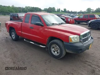2006 Dodge Dakota ST z VIN 1D7HE22KX6S515556, wystawiony jako IAAI lot #42094999 z przebiegiem 58 167 mil mil oraz . Historia ofert i sprzedaży dostępna na DreamBid. Obrazek 1.