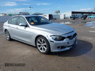 2015 BMW 3 Series 328i xDrive z VIN WBA3B5C55FF960414, wystawiony jako IAAI lot #41453963 z przebiegiem 100 058 mil mil oraz . Historia ofert i sprzedaży dostępna na DreamBid. Obrazek 1.