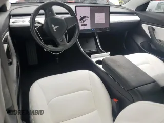 2019 Tesla Model 3 Mid Range z VIN 5YJ3E1EA2KF486532, wystawiony jako Copart lot #58082635 z przebiegiem 51 920 mil mil oraz Tytuł czysty. Historia ofert i sprzedaży dostępna na DreamBid. Obrazek 8.