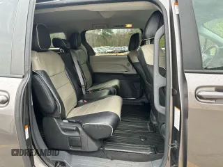 2022 Toyota Sienna LE z VIN 5TDKSKFC5NS060442, wystawiony jako Copart lot #54829285 z przebiegiem 156 862 mil mil oraz Czysty tytuł • Clean title. Historia ofert i sprzedaży dostępna na DreamBid. Obrazek 7.