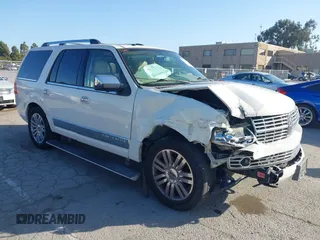 2008 Lincoln Navigator z VIN 5LMFU28538LJ10893, wystawiony jako IAAI lot #42204037 z przebiegiem 138 229 mil mil oraz . Historia ofert i sprzedaży dostępna na DreamBid. Obrazek 1.