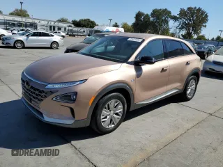 2021 Hyundai NEXO z VIN KM8J74A65MU012973, wystawiony jako Copart lot #72533484 z przebiegiem 31 841 mil mil oraz Czysty tytuł • Clean title. Historia ofert i sprzedaży dostępna na DreamBid. Obrazek 1.