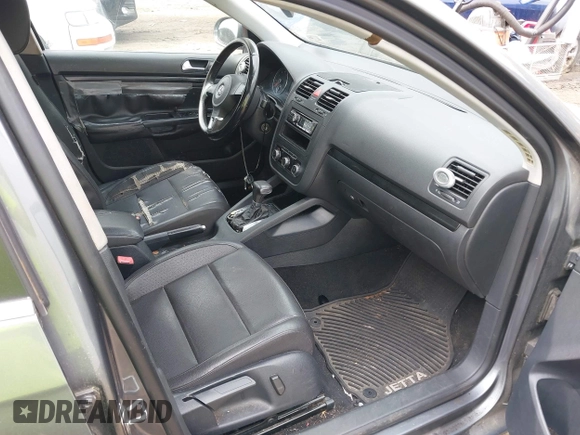 2010 Volkswagen Jetta SE z VIN 3VWRX7AJXAM068000, wystawiony jako IAAI lot #41961777 z przebiegiem 179 307 mil mil oraz . Historia ofert i sprzedaży dostępna na DreamBid. Obrazek 5.
