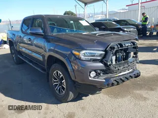 2023 Toyota Tacoma SR5 z VIN 3TYDZ5BN4PT036878, wystawiony jako IAAI lot #41371397 z przebiegiem 30 145 mil mil oraz . Historia ofert i sprzedaży dostępna na DreamBid. Obrazek 1.