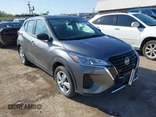 2023 Nissan Kicks S z VIN 3N1CP5BV3PL475978, wystawiony jako IAAI lot #42007225 z przebiegiem 15 968 mil mil oraz . Historia ofert i sprzedaży dostępna na DreamBid. Obrazek 1.