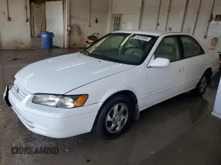 1999 Toyota Camry LE z VIN JT2BG22K3X0317823, wystawiony jako Copart lot #58203965 z przebiegiem 167 587 mil mil oraz Szkoda całkowita • Salvage title. Historia ofert i sprzedaży dostępna na DreamBid. Obrazek 1.