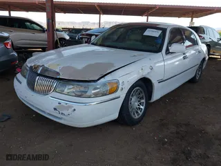 2002 Lincoln Town Car Sig. with VIN 1LNHM82W02Y626302, listed as a IAAI auction lot 41988496 with 193,346 mi miles. Bid and sale history available at carsss.com. Image 2.