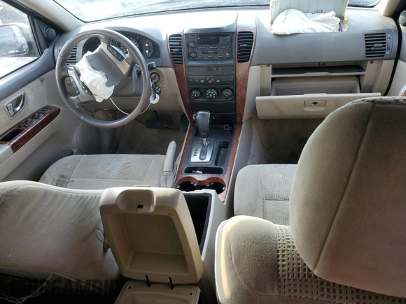 2004 Kia Sorento LX with VIN KNDJC733945229568, listed as a Copart auction lot 43332685 with 125,118 mi miles and Salvage Title. Bid and sale history available at carsss.com. Image 8.