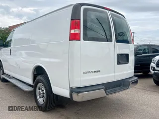 2022 GMC Savana Cargo z VIN 1GTW7AFP6N1143424, wystawiony jako Copart lot #58984385 z przebiegiem 27 820 mil mil oraz Szkody całkowita. Historia ofert i sprzedaży dostępna na DreamBid. Obrazek 3.