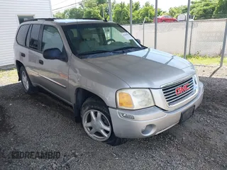 2007 GMC Envoy SLE z VIN 1GKDS13S572267622, wystawiony jako IAAI lot #42296666 z przebiegiem 143 771 mil mil oraz . Historia ofert i sprzedaży dostępna na DreamBid. Obrazek 1.