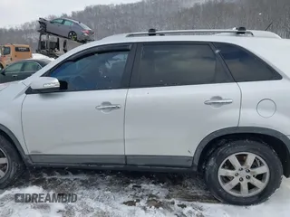 2013 Kia Sorento LX with VIN 5XYKTDA26DG338980, listed as a IAAI auction lot 41270994 with 170,714 mi miles. Bid and sale history available at carsss.com. Image 14.