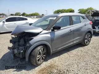 2020 Nissan Kicks SR z VIN 3N1CP5DV6LL478610, wystawiony jako Copart lot #57128305 z przebiegiem 54 878 mil mil oraz Szkoda całkowita • Salvage title. Historia ofert i sprzedaży dostępna na DreamBid. Obrazek 1.
