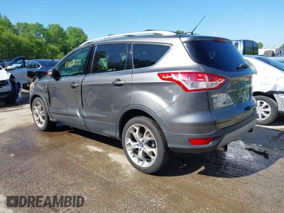 2013 Ford Escape Titanium z VIN 1FMCU0J95DUB46340, wystawiony jako IAAI lot #42168222 z przebiegiem 108 268 mil mil oraz . Historia ofert i sprzedaży dostępna na DreamBid. Obrazek 3.