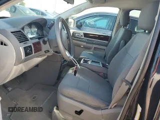 2010 Chrysler Town & Country Touring z VIN 2A4RR5D16AR403964, wystawiony jako Copart lot #60079535 z przebiegiem 145 398 mil mil oraz Szkoda całkowita • Salvage title. Historia ofert i sprzedaży dostępna na DreamBid. Obrazek 7.