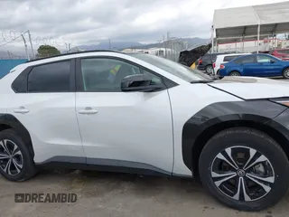 2023 Toyota bZ4X XLE z VIN JTMAAAAA1PA025511, wystawiony jako IAAI lot #41917340 z przebiegiem 17 460 mil mil oraz . Historia ofert i sprzedaży dostępna na DreamBid. Obrazek 13.