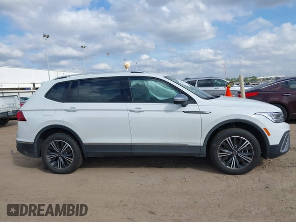 2024 Volkswagen Tiguan Wolfsburg Edition z VIN 3VV5B7AX8RM233687, wystawiony jako IAAI lot #41504709 z przebiegiem 2 387 mil mil oraz . Historia ofert i sprzedaży dostępna na DreamBid. Obrazek 13.