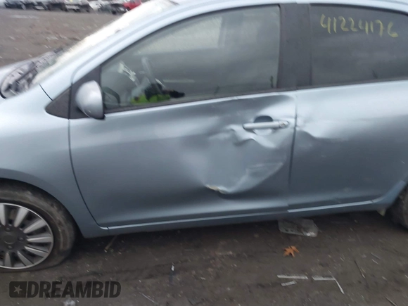 2009 Toyota Yaris z VIN JTDBT903591332683, wystawiony jako IAAI lot #41224976 z przebiegiem 113 305 mil mil oraz . Historia ofert i sprzedaży dostępna na DreamBid. Obrazek 6.
