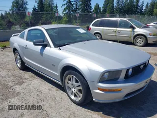 2006 Ford Mustang GT Deluxe z VIN 1ZVHT82H065175045, wystawiony jako IAAI lot #42446022 z przebiegiem 144 165 mil mil oraz . Historia ofert i sprzedaży dostępna na DreamBid. Obrazek 6.