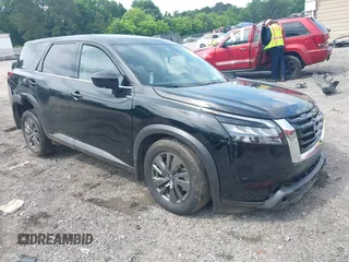2024 Nissan Pathfinder S z VIN 5N1DR3AA9RC292576, wystawiony jako IAAI lot #42279804 z przebiegiem 53 874 mil mil oraz . Historia ofert i sprzedaży dostępna na DreamBid. Obrazek 1.