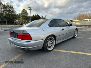 1997 BMW 8 Series z VIN WBAEF8325VCC31790, wystawiony jako Copart lot #85198614 z przebiegiem 115 638 mil mil oraz Czysty tytuł • Clean title. Historia ofert i sprzedaży dostępna na DreamBid. Obrazek 3.