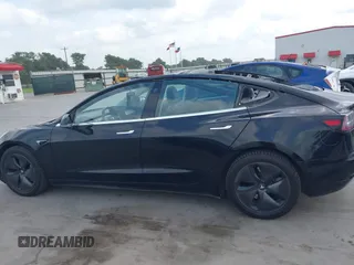 2018 Tesla Model 3 Long Range Battery z VIN 5YJ3E1EB3JF178812, wystawiony jako IAAI lot #42124838 z przebiegiem 124 229 mil mil oraz . Historia ofert i sprzedaży dostępna na DreamBid. Obrazek 15.
