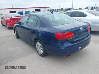 2014 Volkswagen Jetta SE z VIN 3VWD17AJ0EM402858, wystawiony jako IAAI lot #42663051 z przebiegiem 138 606 mil mil oraz . Historia ofert i sprzedaży dostępna na DreamBid. Obrazek 3.