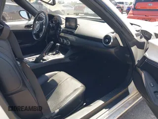 2021 Mazda MX-5 Miata Grand Touring z VIN JM1NDAM75M0450871, wystawiony jako IAAI lot #42060495 z przebiegiem 48 670 mil mil oraz . Historia ofert i sprzedaży dostępna na DreamBid. Obrazek 5.