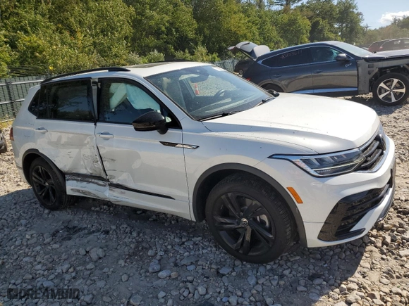 2023 Volkswagen Tiguan SE R-Line Black with VIN 3VV8B7AXXPM134962, listed as a Copart auction lot 70761024 with 17,783 mi miles and Salvage Title. Bid and sale history available at carsss.com. Image 4.