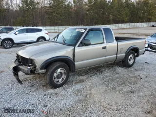 2001 GMC Sonoma SLS w/1SG Pkg with VIN 1GTCS19W518202453, listed as a Copart auction lot 88853845 with 196,589 mi miles and Salvage Title. Bid and sale history available at carsss.com. Image 1.