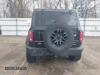 2022 Ford Bronco z VIN 1FMDE5BHXNLB17265, wystawiony jako IAAI lot #42106105 z przebiegiem 55 400 mil mil oraz . Historia ofert i sprzedaży dostępna na DreamBid. Obrazek 16.