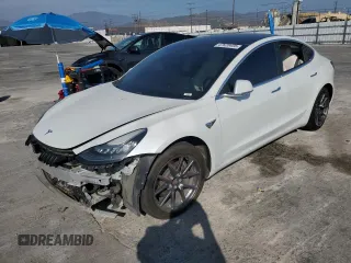 2020 Tesla Model 3 Standard Range Plus z VIN 5YJ3E1EAXLF706243, wystawiony jako Copart lot #47620405 z przebiegiem 85 436 mil mil oraz Szkoda całkowita • Salvage title. Historia ofert i sprzedaży dostępna na DreamBid. Obrazek 1.