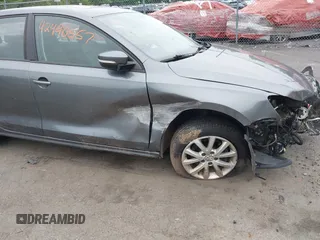 2012 Volkswagen Jetta SE с VIN 3VWDP7AJ3CM412473, выставлен на аукционе IAAI как лот 42440557 с пробегом Не указан миль и . История ставок и продаж доступна на DreamBid. Изображение 17.