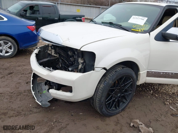 2007 Lincoln Navigator with VIN 5LMFU28567LJ13270, listed as a IAAI auction lot 41537706 with 206,707 mi miles. Bid and sale history available at carsss.com. Image 6.