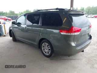 2012 Toyota Sienna XLE AAS z VIN 5TDYK3DC0CS275646, wystawiony jako IAAI lot #42116979 z przebiegiem 250 909 mil mil oraz . Historia ofert i sprzedaży dostępna na DreamBid. Obrazek 3.