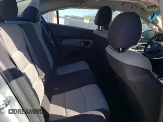 2015 Chevrolet Cruze LS z VIN 1G1PA5SH3F7217319, wystawiony jako Copart lot #48901504 z przebiegiem 133 266 mil mil oraz Szkoda całkowita • Salvage title. Historia ofert i sprzedaży dostępna na DreamBid. Obrazek 10.