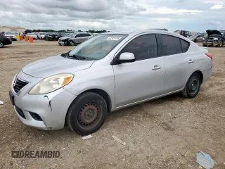 2014 Nissan Versa SV z VIN 3N1CN7AP8EL825591, wystawiony jako Copart lot #62505785 z przebiegiem 157 833 mil mil oraz Szkoda całkowita • Salvage title. Historia ofert i sprzedaży dostępna na DreamBid. Obrazek 1.