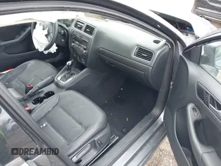 2014 Volkswagen Jetta SE z VIN 3VWD17AJ9EM358777, wystawiony jako IAAI lot #41880077 z przebiegiem 161 985 mil mil oraz . Historia ofert i sprzedaży dostępna na DreamBid. Obrazek 5.