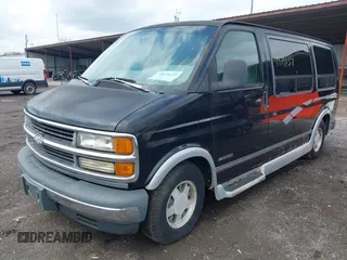 1999 Chevrolet Chevy Van z VIN 1GBFG15M0X1048842, wystawiony jako IAAI lot #41978139 z przebiegiem 188 274 mil mil oraz . Historia ofert i sprzedaży dostępna na DreamBid. Obrazek 2.