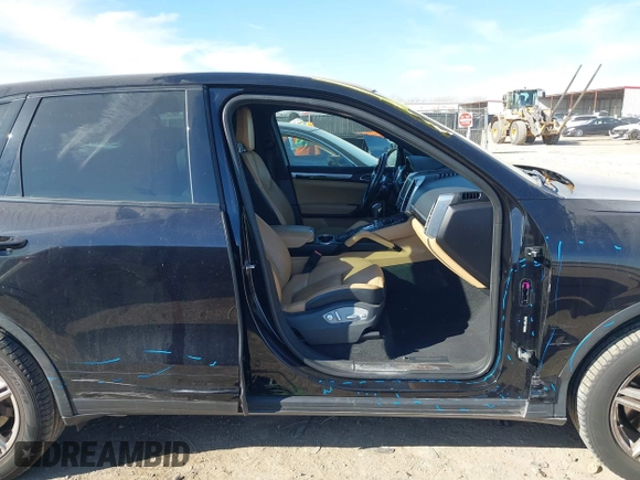 2016 Porsche Cayenne z VIN WP1AA2A25GLA05540, wystawiony jako IAAI lot #41330580 z przebiegiem 71 835 mil mil oraz . Historia ofert i sprzedaży dostępna na DreamBid. Obrazek 13.