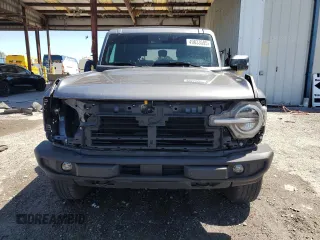 2023 Ford Bronco z VIN 1FMDE5BH4PLA99848, wystawiony jako Copart lot #49833595 z przebiegiem 29 101 mil mil oraz Szkody całkowita. Historia ofert i sprzedaży dostępna na DreamBid. Obrazek 5.