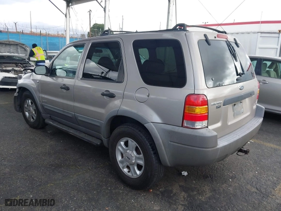 2001 Ford Escape XLT with VIN 1FMCU03101KD92811, listed as a IAAI auction lot 41589086 with 171,070 mi miles. Bid and sale history available at carsss.com. Image 3.