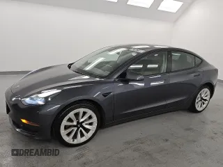 2023 Tesla Model 3 z VIN 5YJ3E1EA3PF459640, wystawiony jako Copart lot #61107195 z przebiegiem 141 027 mil mil oraz Czysty tytuł • Clean title. Historia ofert i sprzedaży dostępna na DreamBid. Obrazek 1.