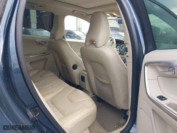2010 Volvo XC60 3.0T with VIN YV4992DZ2A2119737, listed as a IAAI auction lot 41313329 with 101,112 mi miles. Bid and sale history available at carsss.com. Image 8.