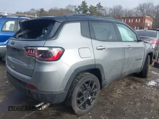 2022 Jeep Compass Latitude with VIN 3C4NJDBB4NT197015, listed as a IAAI auction lot 41182504 with 61,498 mi miles and . Bid and sale history available at DreamBid. Image 4.