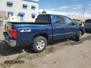 2006 Dodge Dakota SLT z VIN 1D7HW48K26S704816, wystawiony jako Copart lot #56071985 z przebiegiem 105 189 mil mil oraz Szkoda całkowita • Salvage title. Historia ofert i sprzedaży dostępna na DreamBid. Obrazek 3.