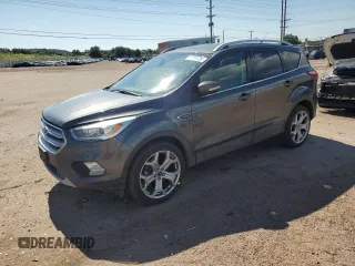 2019 Ford Escape Titanium z VIN 1FMCU9J99KUB03489, wystawiony jako Copart lot #61981025 z przebiegiem 124 739 mil mil oraz Czysty tytuł • Clean title. Historia ofert i sprzedaży dostępna na DreamBid. Obrazek 1.