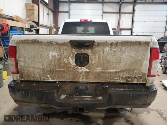 2022 Ram 2500 Tradesman z VIN 3C6UR5HJ3NG365610, wystawiony jako Copart lot #48679065 z przebiegiem 92 703 mil mil oraz Szkoda całkowita • Salvage title. Historia ofert i sprzedaży dostępna na DreamBid. Obrazek 6.