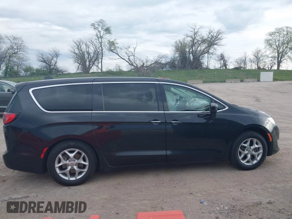 2018 Chrysler Pacifica Touring Plus z VIN 2C4RC1FG7JR358146, wystawiony jako IAAI lot #42155238 z przebiegiem 73 914 mil mil oraz . Historia ofert i sprzedaży dostępna na DreamBid. Obrazek 14.